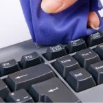 Cara Membersihkan Keyboard dari Debu dan Kotoran