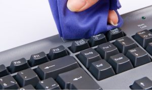 Cara Membersihkan Keyboard dari Debu dan Kotoran