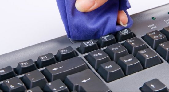 Cara Membersihkan Keyboard dari Debu dan Kotoran