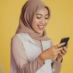 Smartphone terbaru dengan layar lebar dipegang oleh seorang wanita sebagai hadiah lebaran