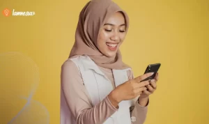 Smartphone terbaru dengan layar lebar dipegang oleh seorang wanita sebagai hadiah lebaran