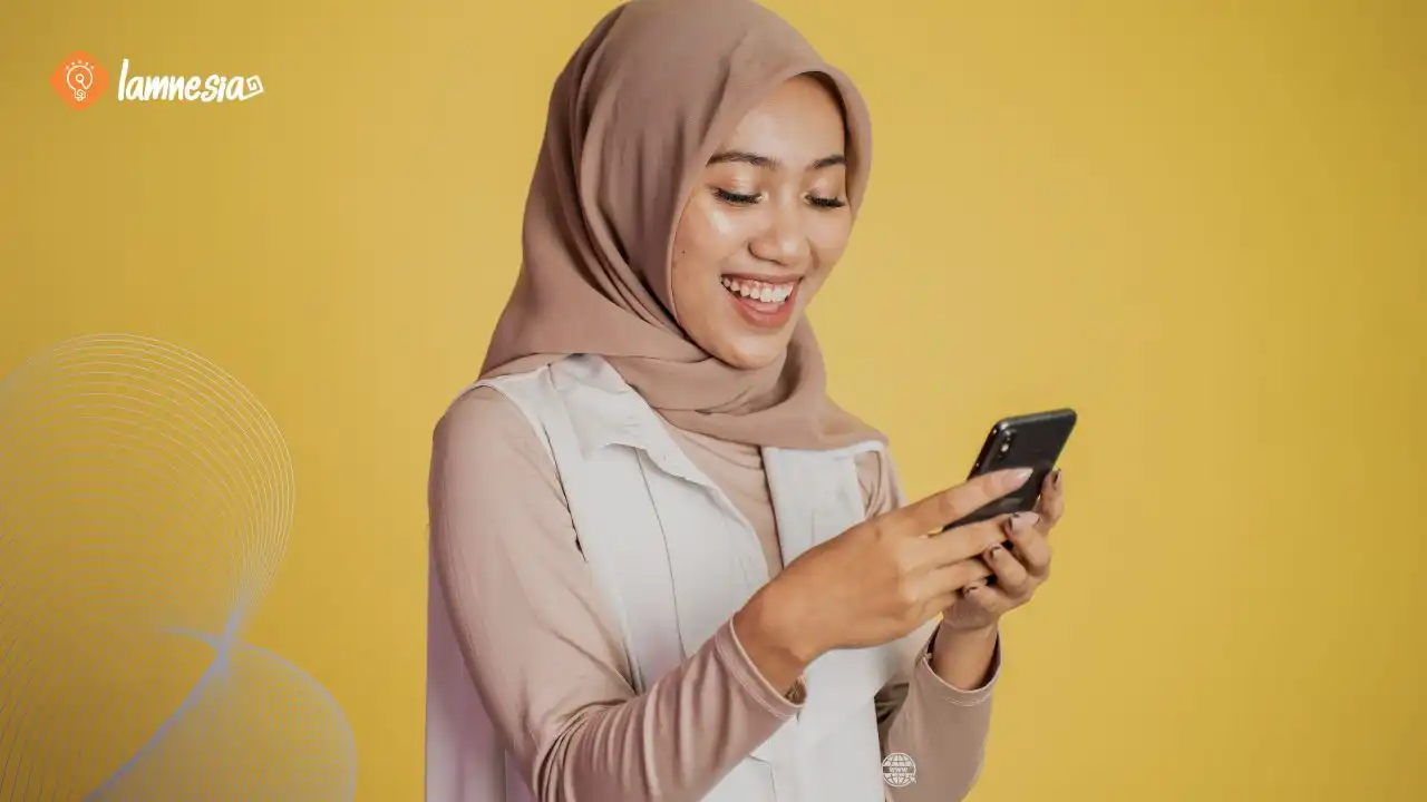 Smartphone terbaru dengan layar lebar dipegang oleh seorang wanita sebagai hadiah lebaran