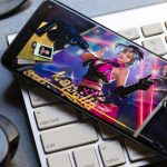 Smartphone dengan layar lebar sedang digunakan untuk bermain game Free Fire