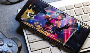 Smartphone dengan layar lebar sedang digunakan untuk bermain game Free Fire